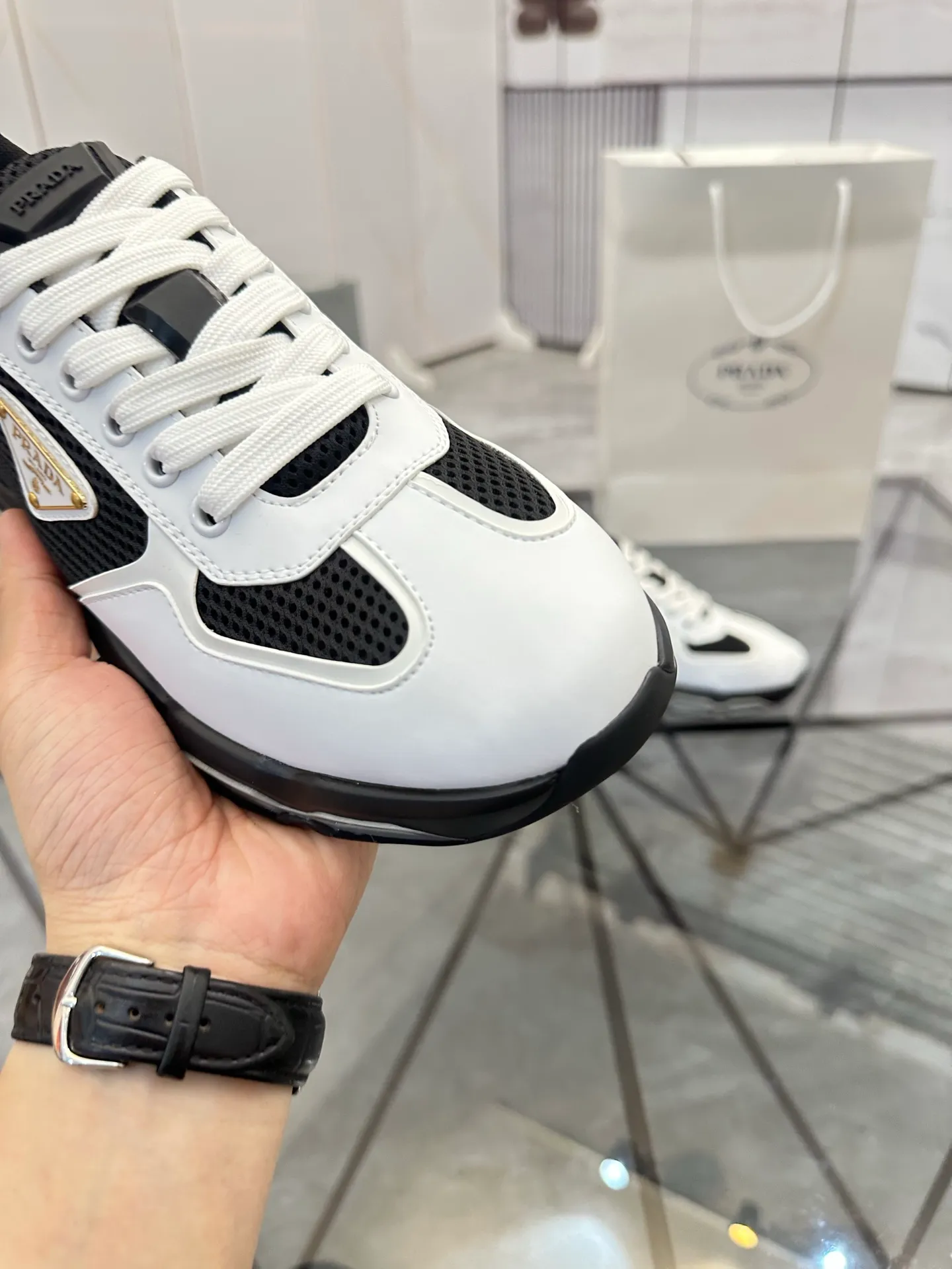 Men's shoes for sale 💰: 💰P660¥ High-end top quality Product trademark: Prada *"Prada*" low-top casual shoes Regular size: 38-45 (can be customized to 46) Product materials: Upper imported first-layer cowhide spliced ​​with original fabric, breathable lining, cowhide foot pads, original air cushion outsole. No.: 001